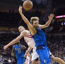 给东契奇都气笑了！阿尔达马将球砸在东契奇头上出界获得球权